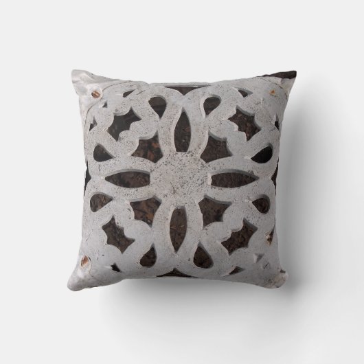 素朴でエレガントで旧式な錬鉄の枕 クッション (裏面)