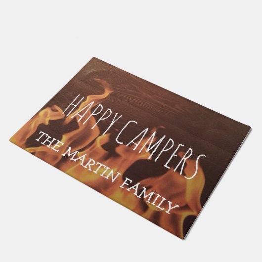 素朴でパーソナライズなキャンプのキャンプファイヤーのご機嫌な人 ドアマット (アングル)