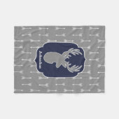 素朴でモダンな灰色のシカ及び白い矢 フリースブランケット (正面(横))