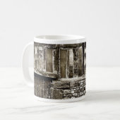 素朴で古い木および石の建物 コーヒーマグカップ (正面左)