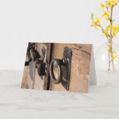 素朴で旧式なドアの引きおよび掛け金 カード (黄色い花)