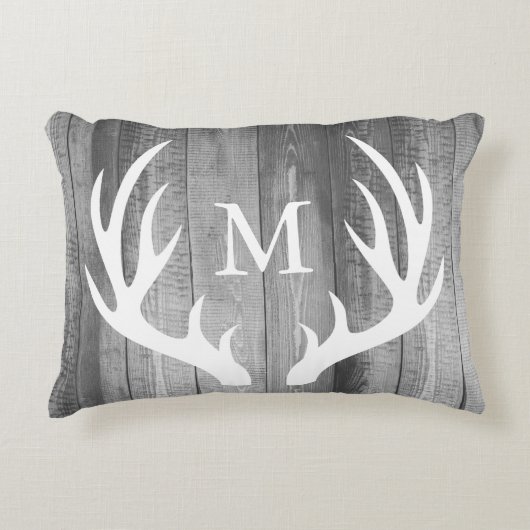 素朴で白いシルエットの木びき台の(雄ジカの)枝角及び灰色木 アクセントクッション (正面)