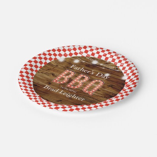 素朴で赤いチェック模様の父の日BBQ ペーパープレート (アングル)