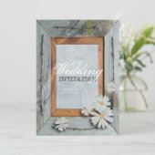 素朴で青い納屋の木製のデイジーの国の結婚式 招待状 (スタンド正面)