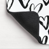 素朴で黒いハートの白黒パターン マウスパッド (コーナー)