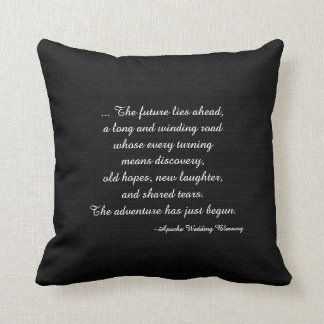 素朴で黒くフェイクなバーラップのアパッシュの結婚式の天恵 クッション