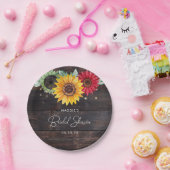 素朴なひまわりが飾られた納屋風の木製の結婚前お披露目プレート ペーパープレート (パーティー)