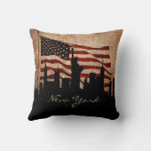 素朴なアメリカの旗のニューヨークのスカイライン|の陸標 クッション (裏面)