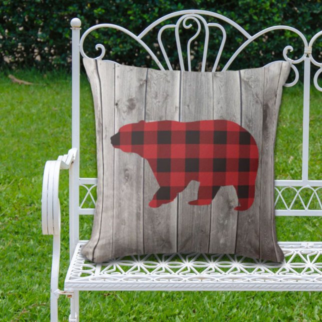 素朴なウッドランドの納木の赤いバッファローのプレイドベア アウトドアクッション (rustic woodland barn wood red buffalo plaid bear outdoor pillow)