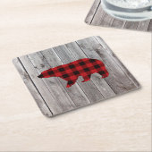 素朴なウッドランドの納木の赤いバッファローのプレイドベア スクエアペーパーコースター (アングル)