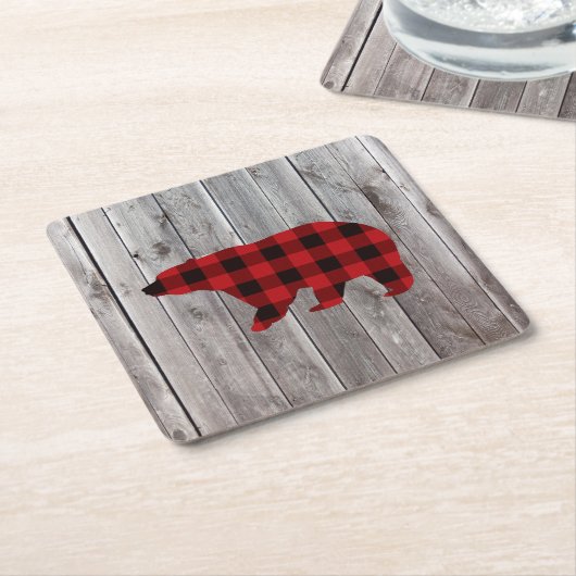 素朴なウッドランドの納木の赤いバッファローのプレイドベア スクエアペーパーコースター (アングル)
