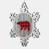 素朴なウッドランドの納木の赤いバッファローのプレイドベア スノーフレークピューターオーナメント (右)