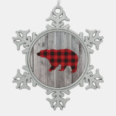 素朴なウッドランドの納木の赤いバッファローのプレイドベア スノーフレークピューターオーナメント (正面)