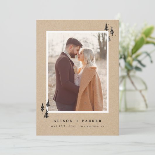 素朴なクラフト 手描きの山々と松の木の写真 セーブザデート (スタンド正面)