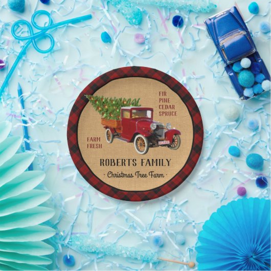 素朴なクリスマスツリーの農場のヴィンテージのトラックの赤い格子縞 ペーパープレート (パーティー)