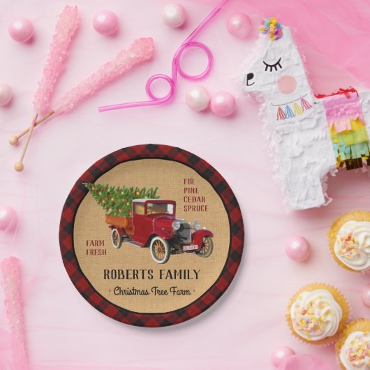 素朴なクリスマスツリーの農場のヴィンテージのトラックの赤い格子縞 ペーパープレート (パーティー)