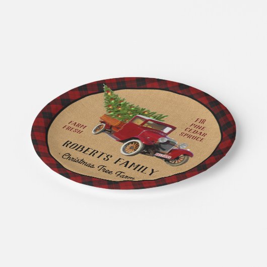 素朴なクリスマスツリーの農場のヴィンテージのトラックの赤い格子縞 ペーパープレート (アングル)