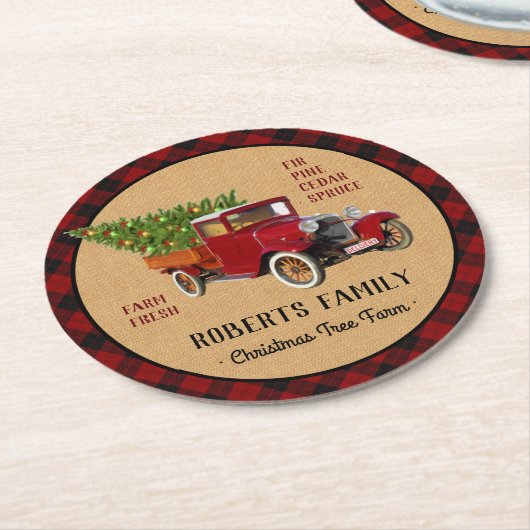 素朴なクリスマスツリーの農場のヴィンテージのトラックの赤い格子縞 ラウンドペーパーコースター (アングル)