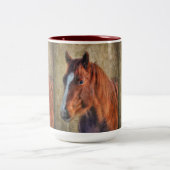素朴なグランジ効果のスイバの馬のポートレート ツートーンマグカップ (中央)