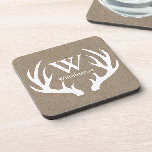 素朴なシカの(雄ジカの)枝角のフェイクなバーラップの姓 コースター (左側)