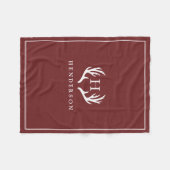 素朴なシカの(雄ジカの)枝角のモノグラムのクランベリーの赤 フリースブランケット (正面(横))