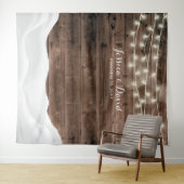 素朴なストリングライトの雪の冬の結婚式の背景 タペストリー (インサイチュ(横))