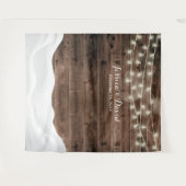 素朴なストリングライトの雪の冬の結婚式の背景 タペストリー (正面(横))