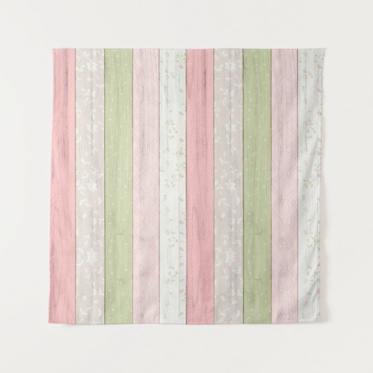 素朴なセージグリーンとピンクの花柄の木製コテージ風デザイン タペストリー (正面)