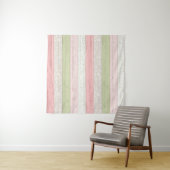 素朴なセージグリーンとピンクの花柄の木製コテージ風 chic タペストリー (インサイチュ)