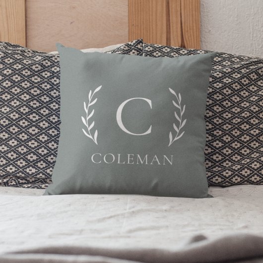 素朴なセージグリーンのイニシャル モノグラム 屋内屋外 クッション