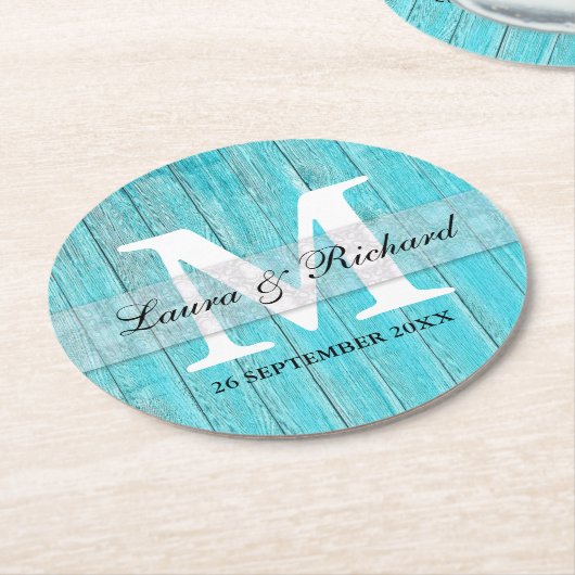 素朴なターコイズの木製の国の結婚式のモノグラム ラウンドペーパーコースター (アングル)