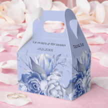 素朴なダスティーブルーのバラとその他の花