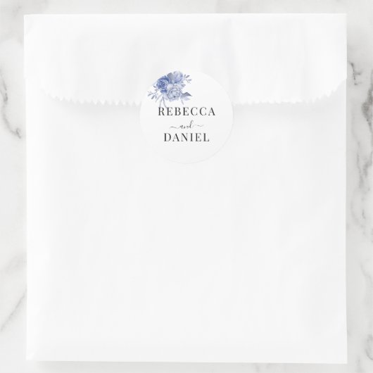 素朴なダスティーブルーのバラとその他の花 ラウンドシール (バッグ)