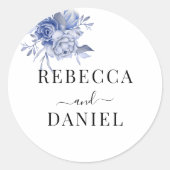 素朴なダスティーブルーのバラとその他の花 ラウンドシール (正面)