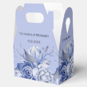 素朴なダスティーブルーのバラやその他の花 フェイバーボックス (オープン)