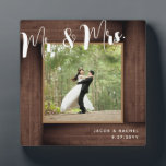 素朴なダークウッドのMr. & Mrs. 結婚写真フレーム フォトプラーク<br><div class="desc">このデザインは、素朴な木材を模した「フレーム」を採用しています。テキストの変更をより柔軟に行うには、カスタマイズボタンをクリックしてください。このデザインのバリエーションや異なる紙の種類、関連製品は、zazzle.com/store/doodleluluでご覧いただけます。お客様独自のマッチングアイテムを作成するために、このデザインを特定の製品に適用する必要がある場合は、お問い合わせください! 2 june bugsによるDoodleLuluのデザインをご覧いただき、誠にありがとうございます!</div>