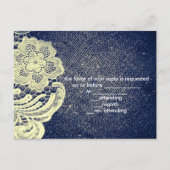 素朴なネイビーブルーバーラップレース国結婚式RSVP インビテーションポストカード (裏面)