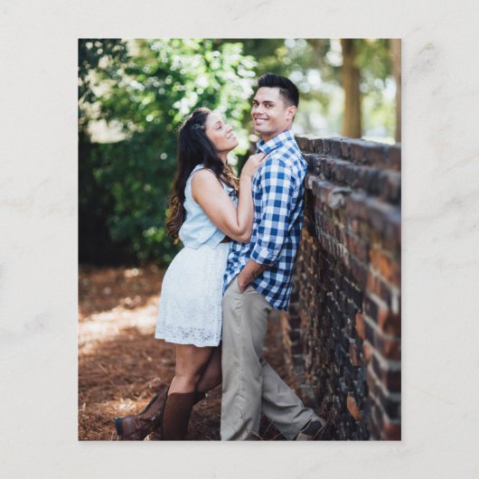 素朴なバーガンディ色の木製写真付きおしゃれなウェディング招待状 (裏面)