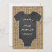 素朴なバーラップのちょうネクタイのワイシャツの男の子のベビーは振りかけます 招待状 (裏面)