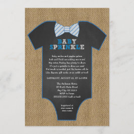 素朴なバーラップのちょうネクタイのワイシャツの男の子のベビーは振りかけます 招待状