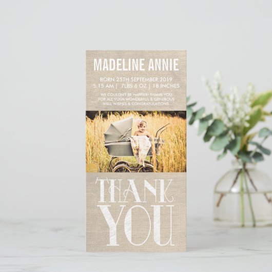 素朴なバーラップのベビーの誕生は写真感謝していしています サンキューカード (スタンド正面)