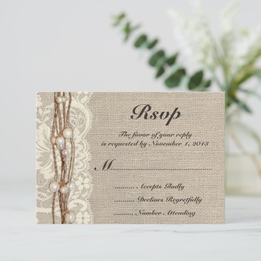 素朴なバーラップの麻ひもは結婚式招待状を真珠で飾ります 出欠カード (スタンド正面)