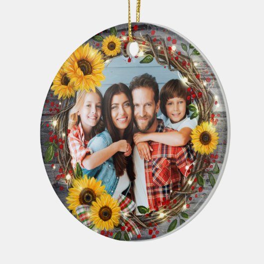素朴なヒマワリのリースの家族写真のクリスマス セラミックオーナメント (左)