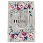 素朴なピンクとネイビーの花柄の納屋の木に祝福を ミディアムペーパーバッグ (裏面)