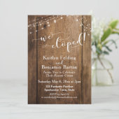 素朴なブラウンの木材とライト　私たちはこっそりと結婚式を挙げた 招待状 (スタンド正面)