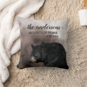 素朴なブラックベアの森のキャビン装飾モノグラム クッション (ブランケット)