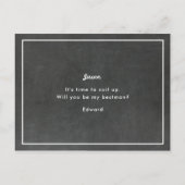 素朴なブラックボードスタイルの「あなたが私のベストマンになってくれる?」 インビテーションポストカード (裏面)