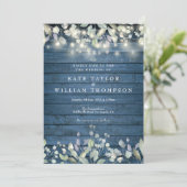 素朴なブルーの木製ストリングライトとセイジ、ライラックの結婚式 招待状 (スタンド正面)