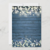 素朴なブルーの木製ストリングライトとセイジ、ライラックの結婚式 招待状 (裏面)