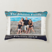 素朴なブルーの木製ファミリー名写真 アクセントクッション (裏面)